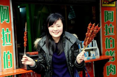 Chengdu, Çin: Kadın mangalda et sopa ile