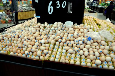 Chengdu, Çin: Taze yumurta Wal-mart süpermarkette