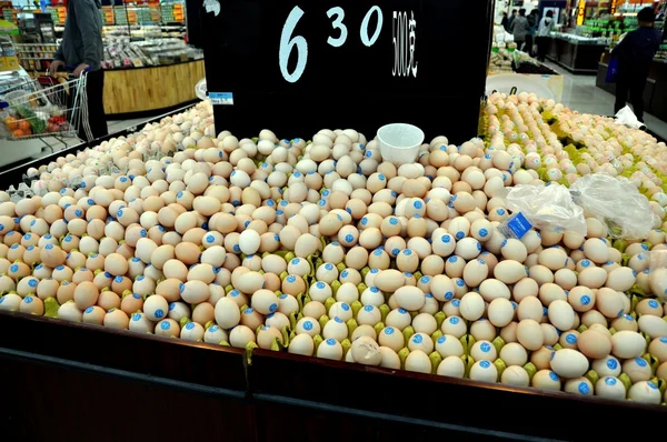 Chengdu, Kína: Friss tojás, Wal-mart szupermarketben — Stock Fotó