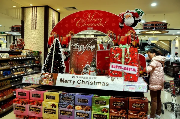 中国: 成都のスーパー マーケットでクリスマス料理を表示 — ストック写真