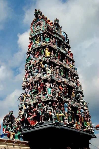Singapur: Torre Sikhara en el templo hindú de Sri Mariamman — Foto de Stock