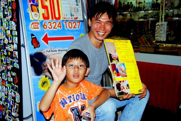 Singapura: Pai e Filho em Chinatown — Fotografia de Stock