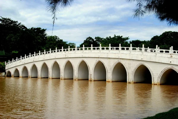 Singapore: weiße Brücke im klassischen chinesischen Garten — Stockfoto