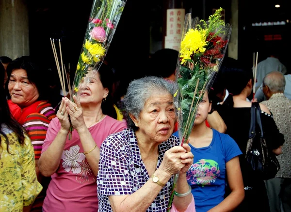 Singapore: Frau betet an chinesischem Tempel — Stockfoto