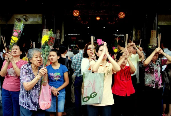 Singapore: People with Flowers at Chinese Temple — Stock Photo, Image