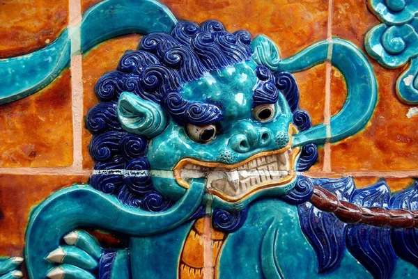 Singapore: Glazed Blue Dragon at Chinese Temple — Stock Photo, Image