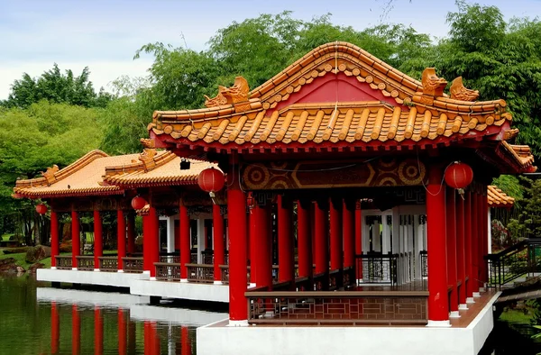 Singapura: Pavilhões à beira do lago no jardim clássico chinês — Fotografia de Stock