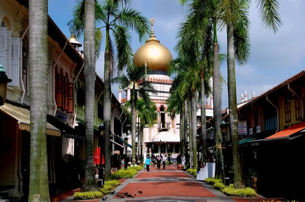 Singapore: Bussorah Street and Mosque — Stock Photo, Image