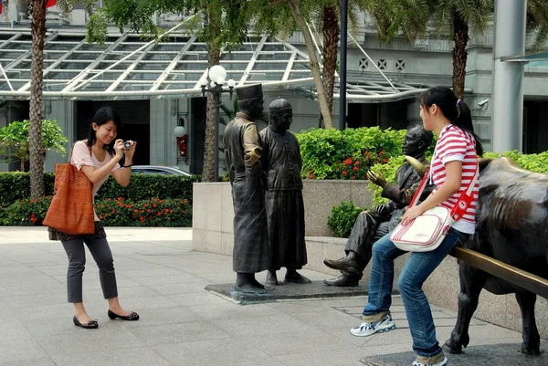 Singapore: Två kvinnor ta bilder — Stockfoto