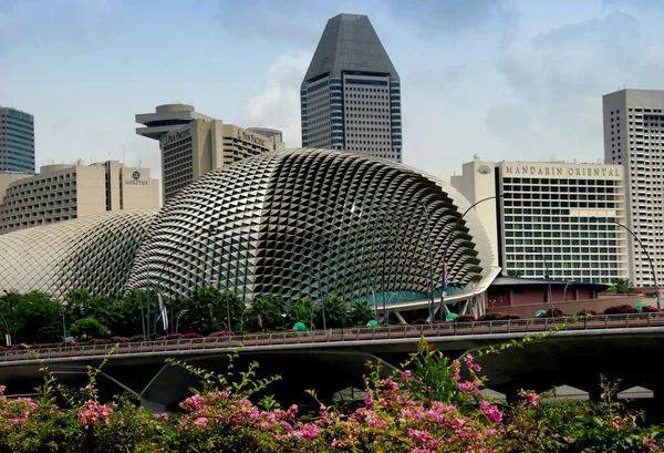 Singapur: Most Esplanade a divadla v zálivu — Stock fotografie