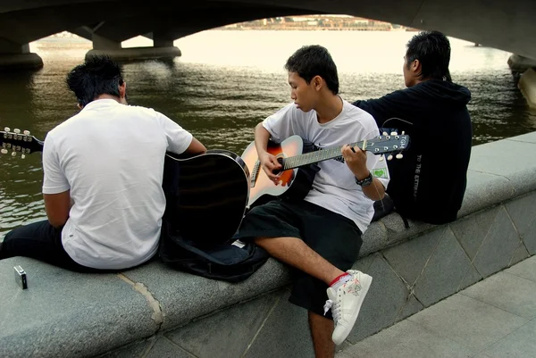 Singapur: Asya müzisyenler Merlion Park — Stok fotoğraf