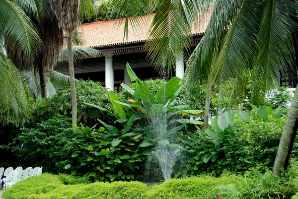 Singapur: Raffles Hotel avlu bahçe — Stok fotoğraf