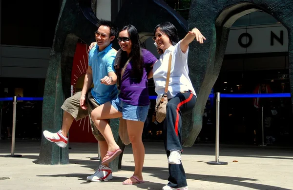 Singapore: Three Friends Having Fun — Stock Photo, Image