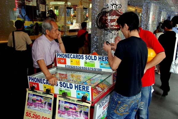 Singapur: Erkekler telefon kartları için alışveriş — Stok fotoğraf