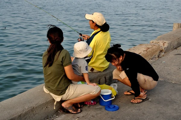 Hua Hin, Thaïlande : Trois femmes pêchent sur la jetée — Photo