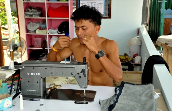 Hua Hin, Thailand: Tailor Threading Needle — Stock Photo, Image