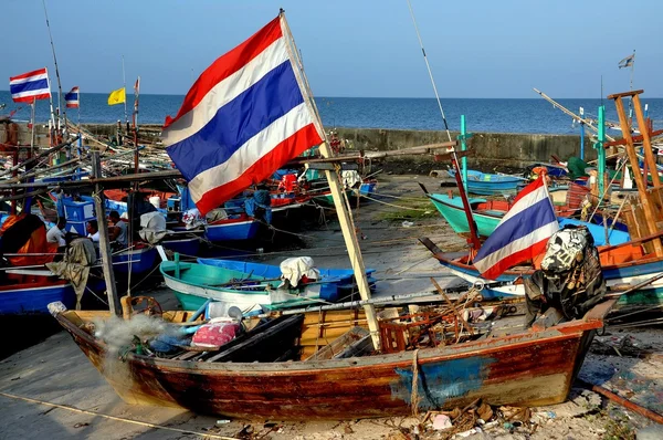Hua Hin, Thailandia: Barche da pesca al molo pubblico — Foto Stock
