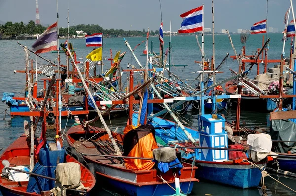Hua Hin, Thailand: Fiskebåtar på offentliga Pier — Stockfoto
