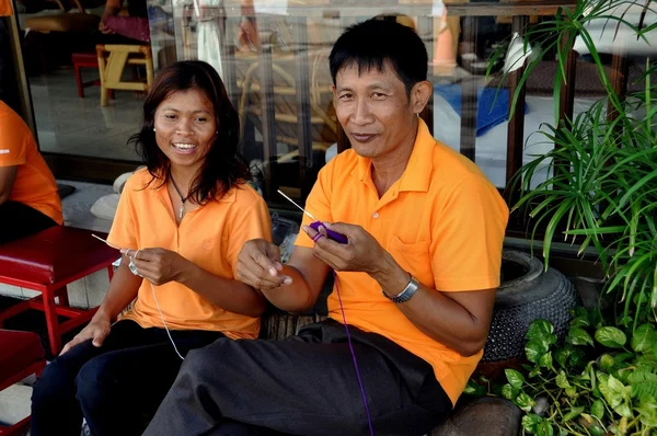 Hua Hin,Thailand: Two Masseurs Knitting — Stock Photo, Image