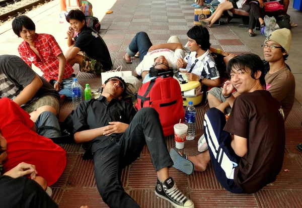 Hua Hin, Planeta: Estudantes esperando por trem — Fotografia de Stock