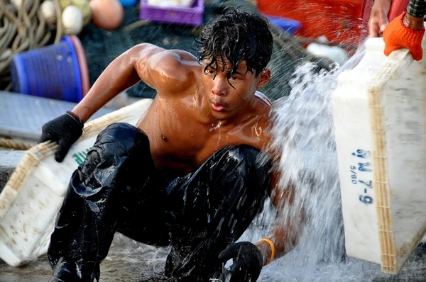 Hua Hin, Tayland: Kutuları yıkama Tay balıkçı — Stok fotoğraf