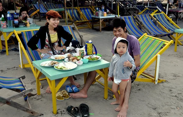 Hua Hin, Tajlandia: Rodzina tajski jeść obiad na plaży — Zdjęcie stockowe