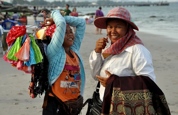 Hua Hin, Ταϊλάνδη: Προμηθευτές δύο γυναίκες στην παραλία — Φωτογραφία Αρχείου