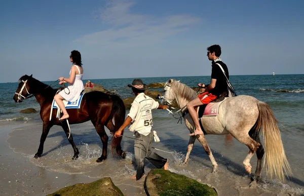 Hua Hin, Tailandia: Gente montando a caballo en la playa — Foto de Stock