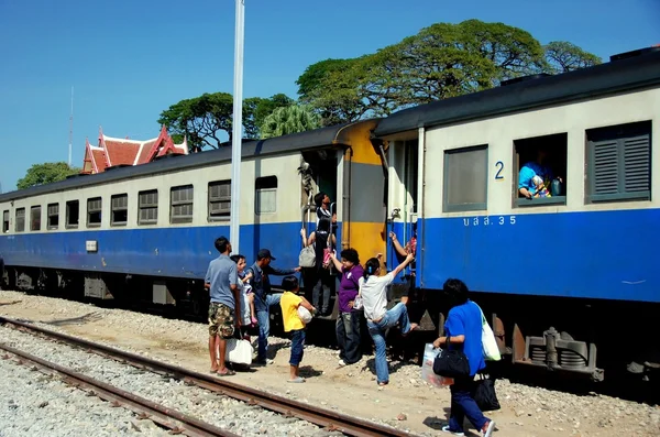 Hua Hin, Thajsko: Cestujícím nástup thajské železnice vlak — Stock fotografie