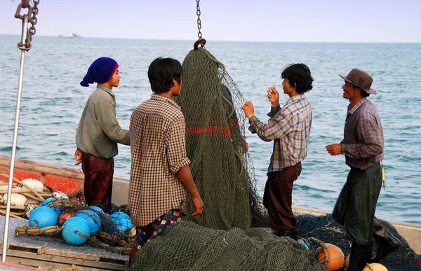 Hua Hin, Thailandia: pescatori che riparano reti — Foto Stock