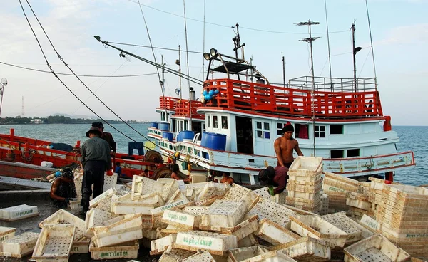 Hua Hin, Tailandia: Pescadores tailandeses trabajando — Foto de Stock