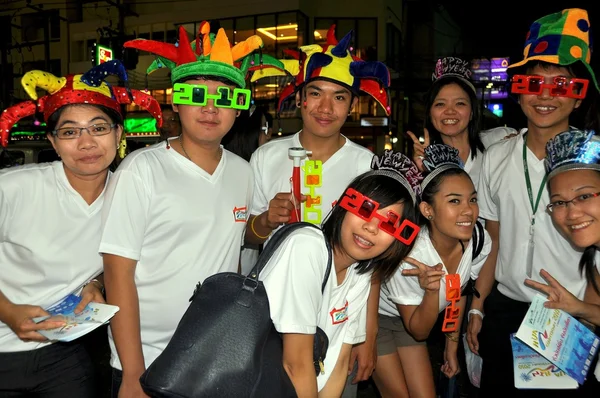 Hua Hin, Tailândia: Jovens comemorando a véspera de Ano Novo — Fotografia de Stock