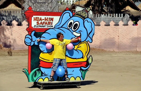 Hua Hin, Thailand: Boy Target op Elephant Village Show — Stockfoto