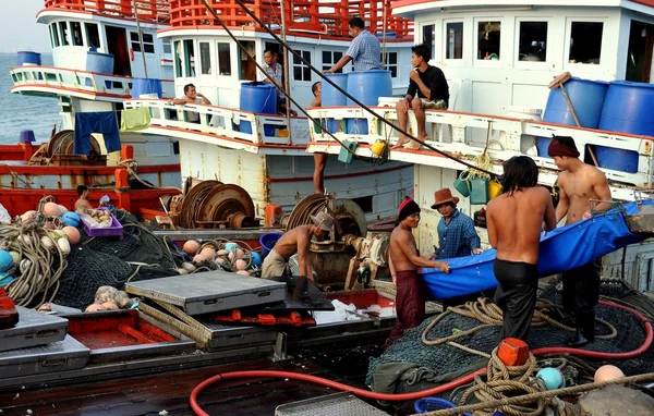 Hua Hin, Tailandia: pescadores tailandeses cargando hielo en el barco — Foto de Stock