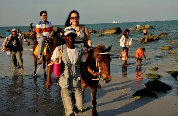 Hua Hin, Tailândia: Pessoas na praia — Fotografia de Stock