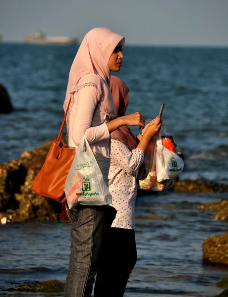 Hua Hin, Thajsko: Dvě muslimky na pláži — Stock fotografie
