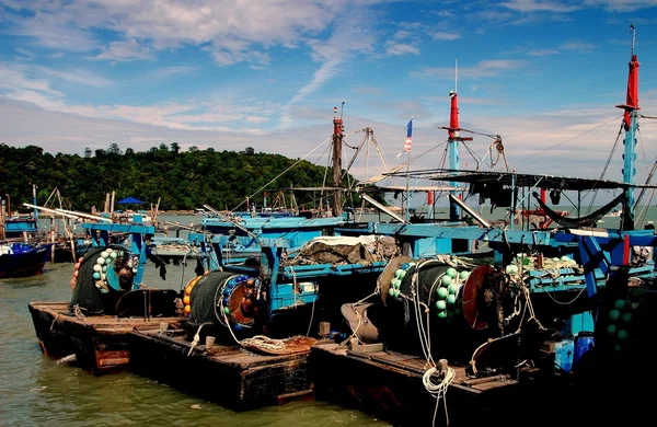 Penang, Malaysia: Teluk Bahang byn fiskebåtar — Stockfoto