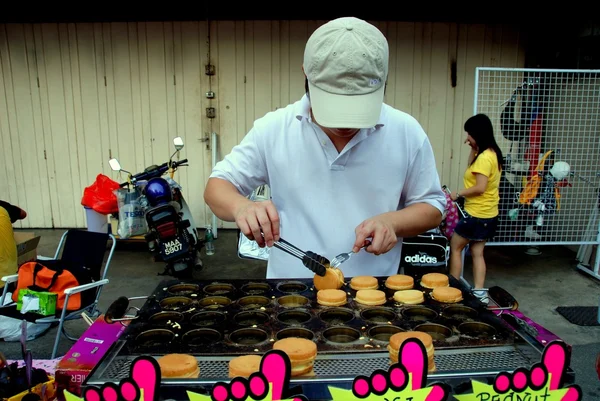 Melaka, Malaysia: Man Cooking Chinese Cakes — Stock Photo, Image