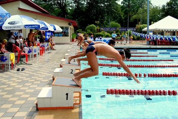 Melaka, Malaysia: School Boys Diving into Pool — Stock Photo, Image