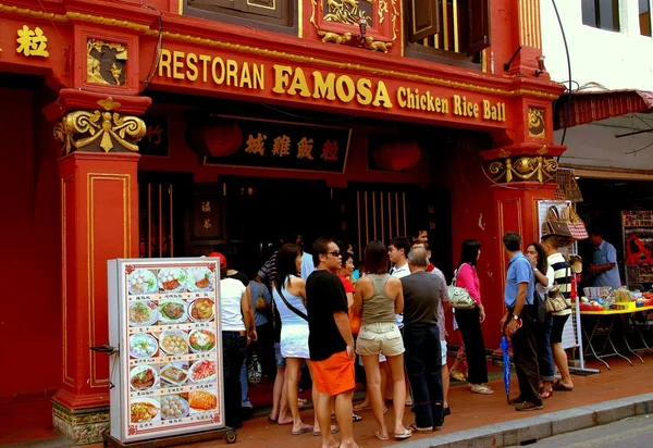 Melaka, Malajsie: Lidé ve frontě v restauraci — Stock fotografie