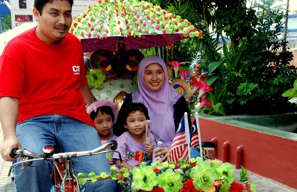 Melaka, Malezya: Müslüman aile Tri-Shaw taksi — Stok fotoğraf