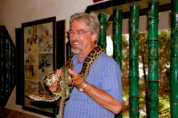 Penang, Maleisië: Man met slangen op Snake Temple — Stockfoto