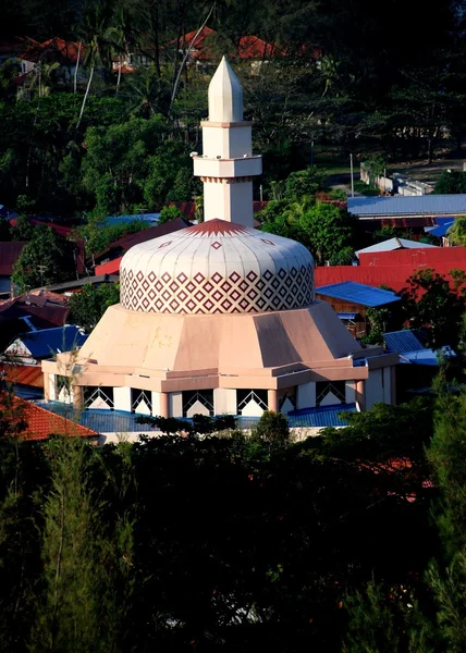 Batu Ferringhi, Malezja: Meczet z minaretem — Zdjęcie stockowe