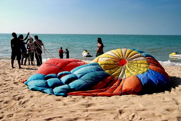 Batu Ferringhi, Malásia: Parapente na praia — Fotografia de Stock