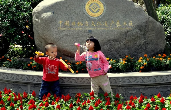 Jie Zi, China: Crianças soprando bolhas — Fotografia de Stock