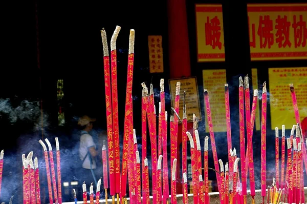 Emeishan, China: Incienso ardiente en el templo budista —  Fotos de Stock