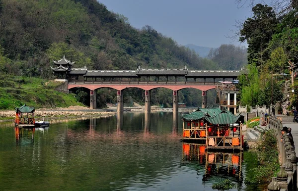 Jie Zi, China: Dragon overdekt bruggetje — Stockfoto