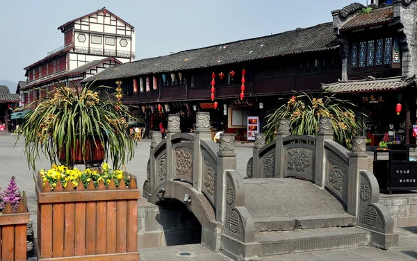 Jie zi antike Stadt, China: Fußgängerbrücke und Gingko-Platz — Stockfoto