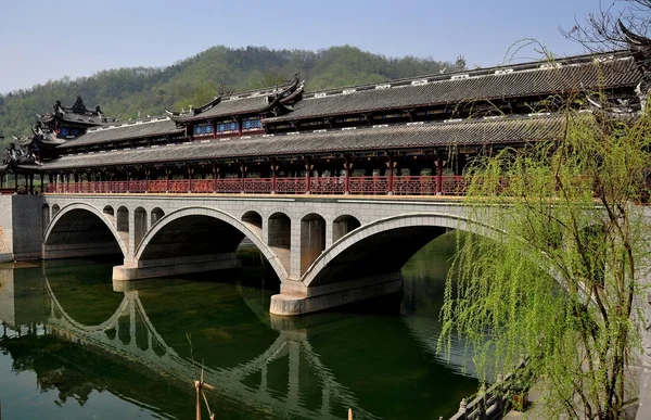 Jie Zi Ancent Town, Çin: Ruilong kapalı köprü — Stok fotoğraf