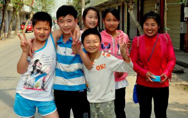 WAN Jia, Çin: Çinli öğrenciler gülümseyen